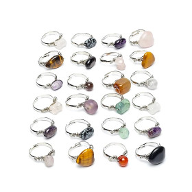 Assortiment de bagues en pierres précieuses 24 pièces dans une boîte présentoir -- 11x11x6cm