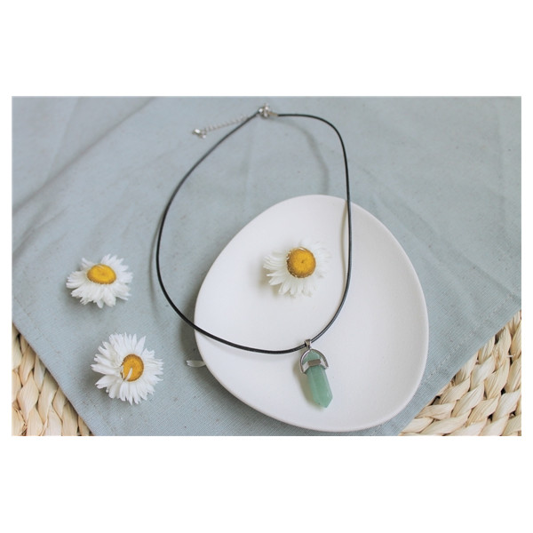 Collier Aventurine Verte Pointe Cordon Noir