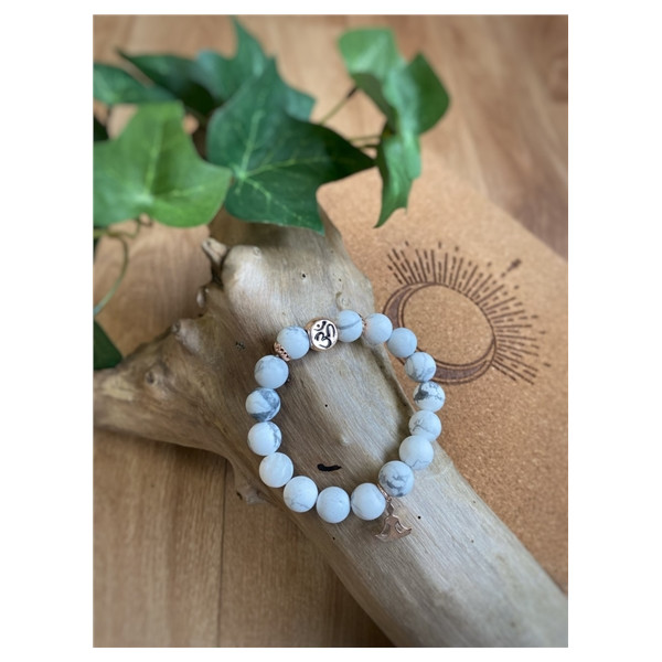 Bracelet Magnésite Perles rondes 10 mm Breloque Yoga Lotus