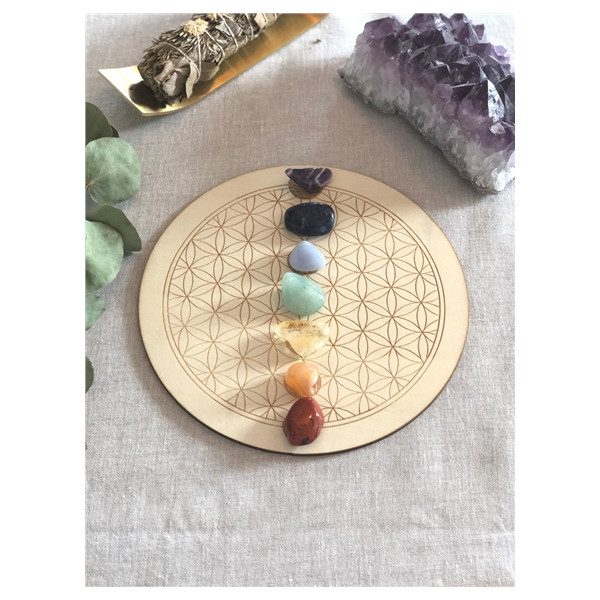 Socle de rechargement en bois Fleur de Vie et Chakras gravés 20 cm