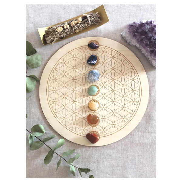 Socle de rechargement en bois Fleur de Vie et Chakras gravés 30 cm