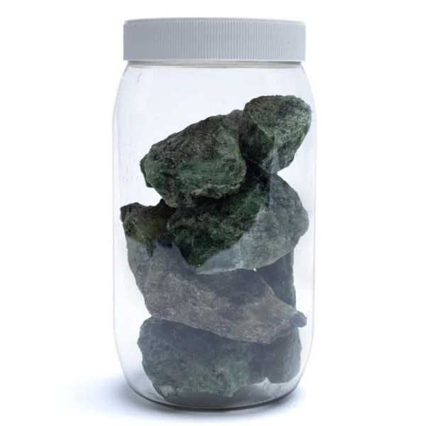 Quartz vert brute avec diopside -- ±3-8 cm； ±1000 g