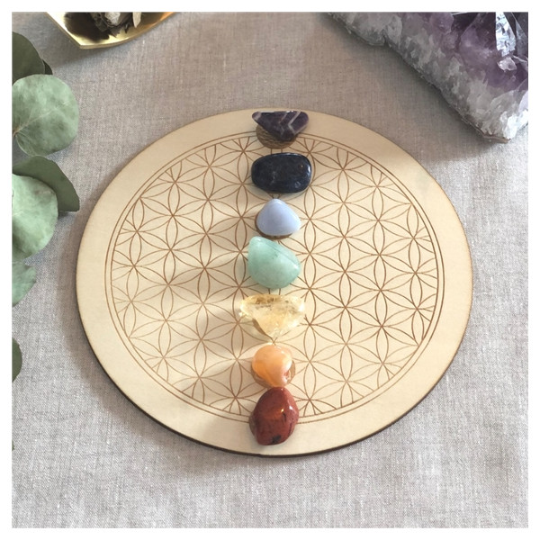 Socle de rechargement en bois Fleur de Vie et Chakras gravés 20 cm
