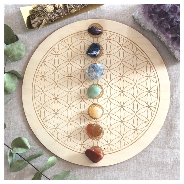 Socle de rechargement en bois Fleur de Vie et Chakras gravés 30 cm
