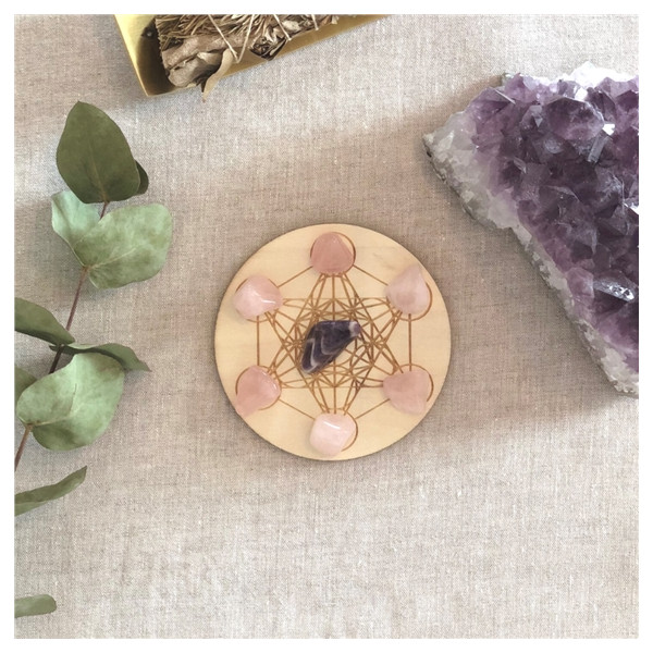 Socle de rechargement en bois Cube de Métatron gravé 10 cm