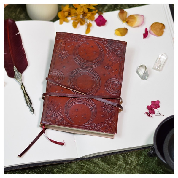 Grimoire en Cuir Triple Lune