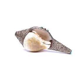 Conque tibétaine blanche et métal ciselé -- ±22 cm